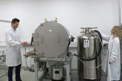Standard: Thermal vacuum chamber (10K to 350°C)