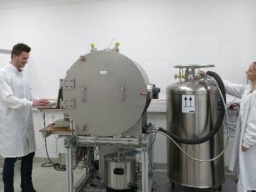 Standard: Thermal vacuum chamber (10K to 350°C)