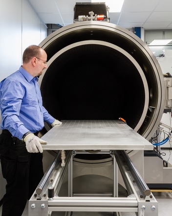 Large-Sized Thermal Vacuum Chamber